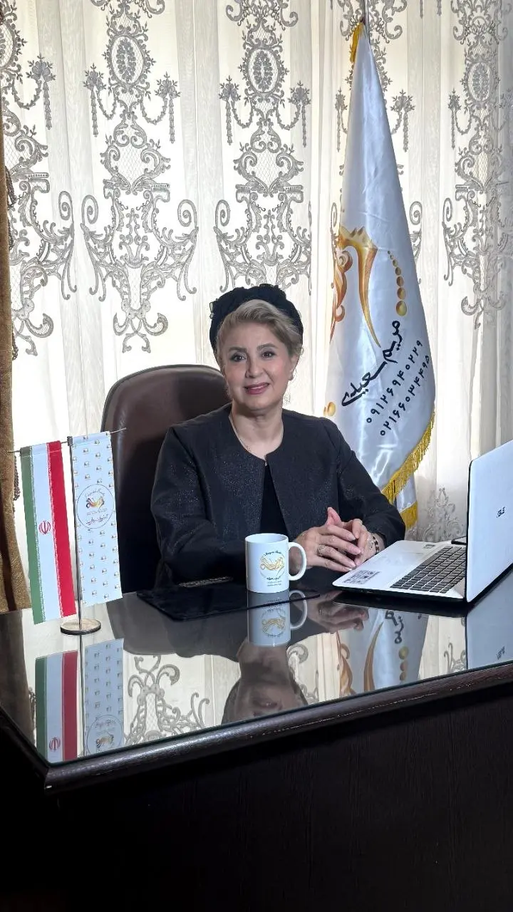 مشاوره قبل از رنگ مو یکی از مهم‌ترین مراحل برای رسیدن به نتیجه‌ای زیبا، متناسب با شرایط مو و هماهنگ با انتظار مشتری است. انتخاب رنگ مناسب فقط به سلیقه، شماره رنگ یا عکس مرجع محدود نمی‌شود؛ بلکه سابقه رنگ و دکلره، وضعیت فعلی مو، حساسیت‌های پوستی، میزان تغییر موردنظر و هزینه نگهداری نتیجه نیز باید بررسی شوند.